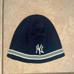 Men’s NY Yankees winter hat.
